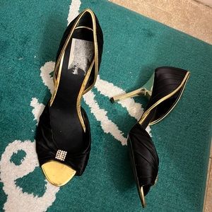 Gold and black high heels 👠